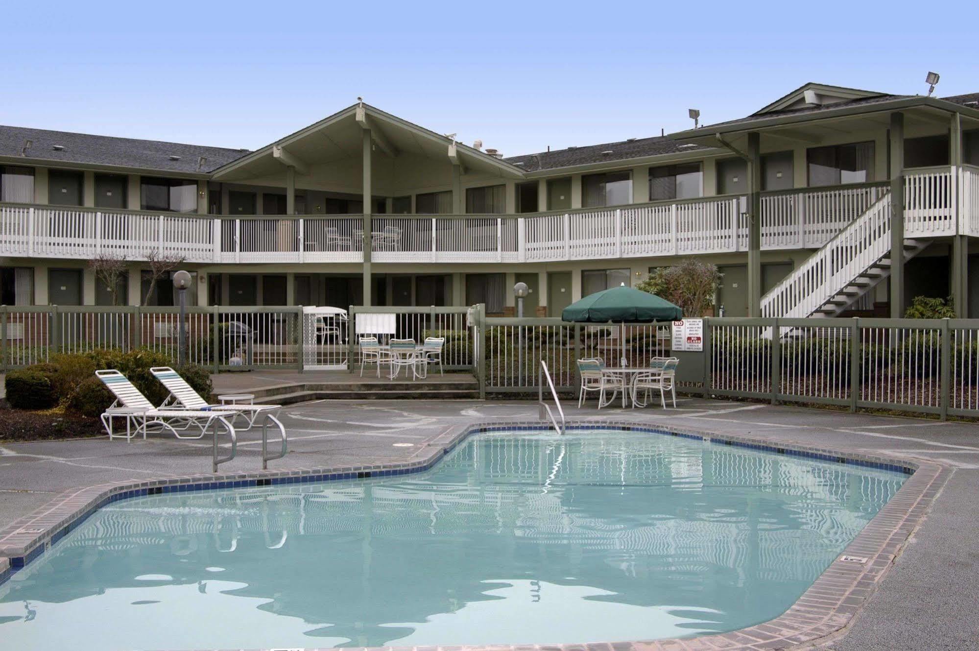 Days Inn By Wyndham Auburn Exterior photo